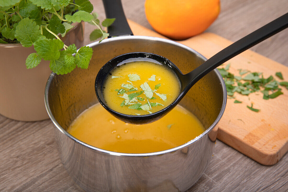 Buttersoße mit Orangen und Zitronenmelisse