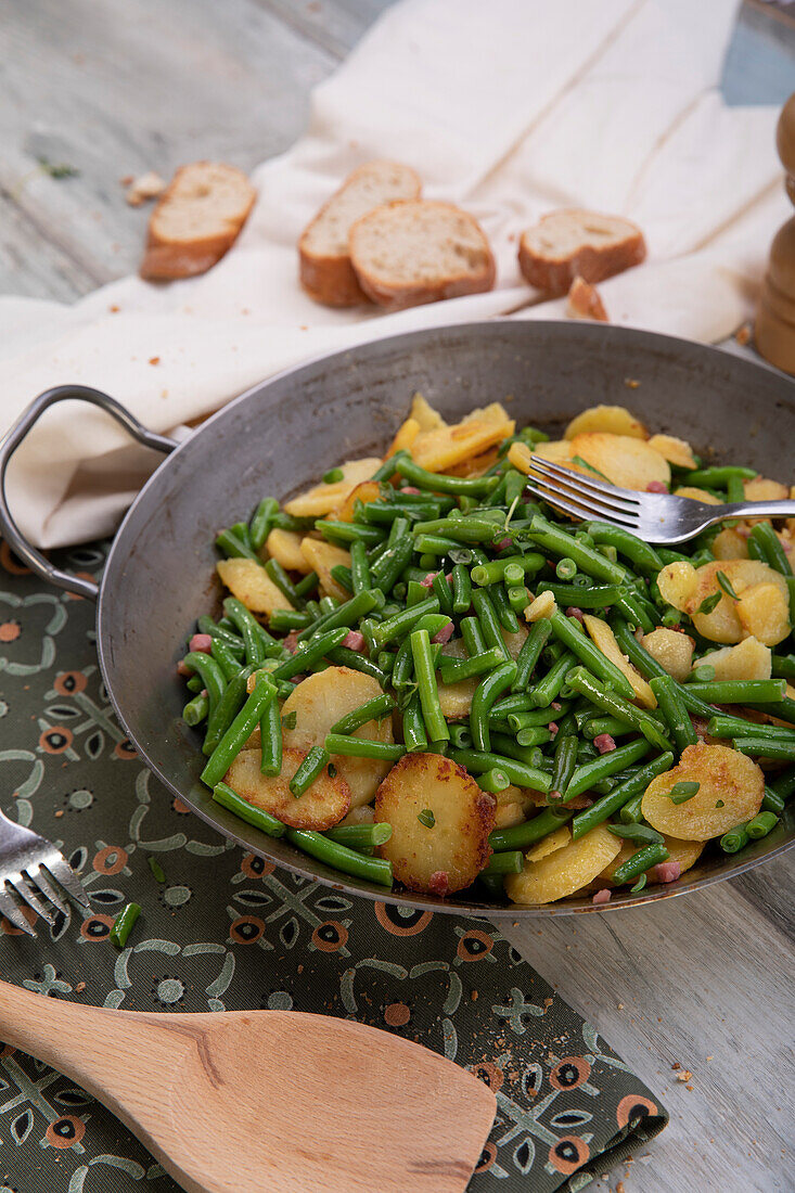 Bean and bacon pan with savory