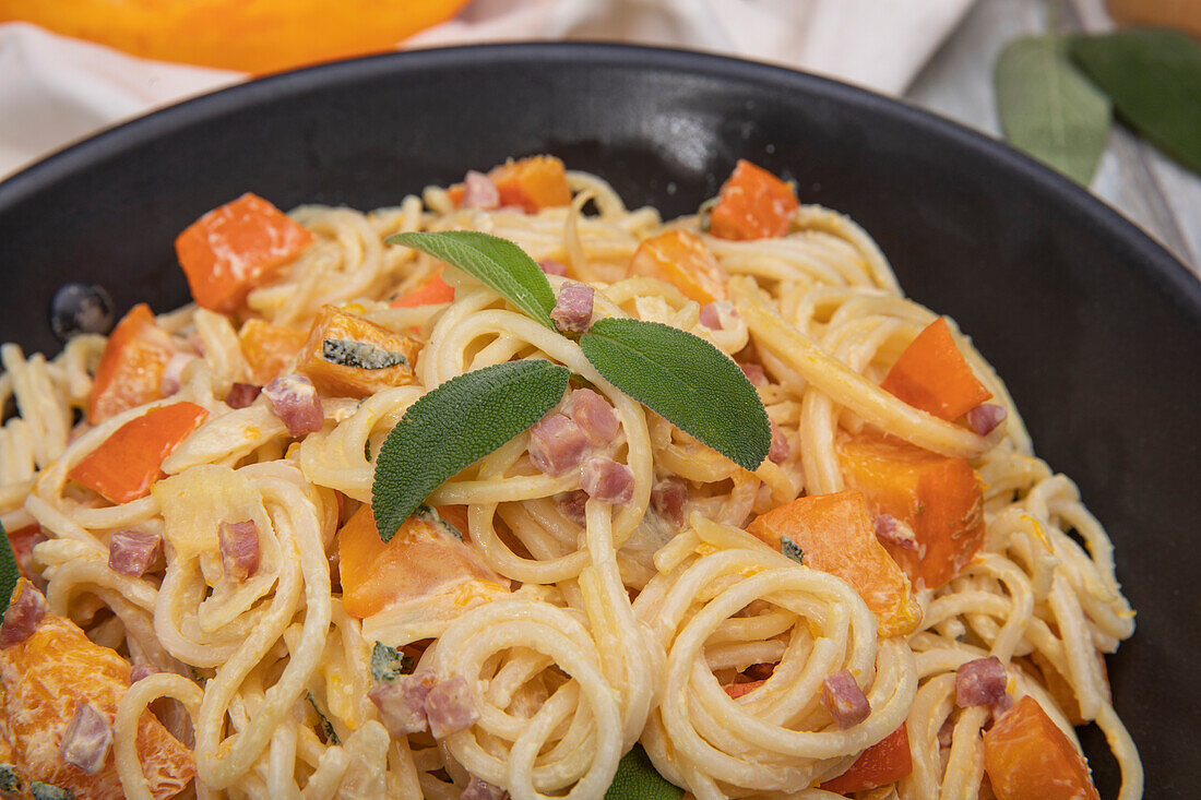 Spaghetti in cremiger Kürbissoße mit Salbei und Speck