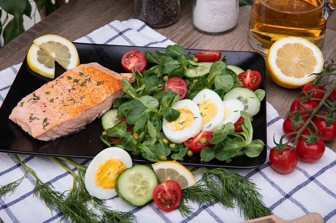 Coloured salad with smoked salmon