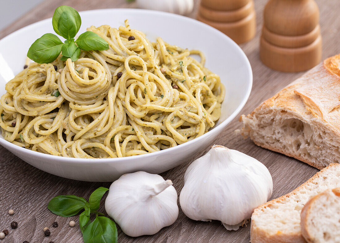 Spaghetti mit Basilikum-Pesto