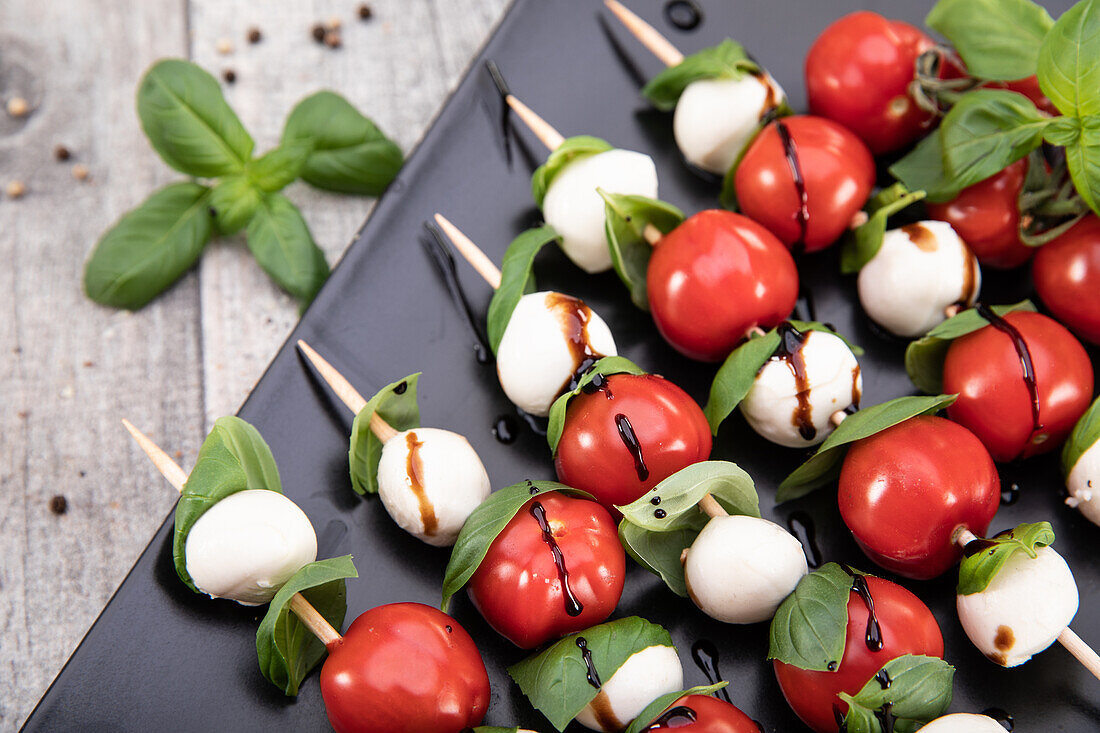 Tomaten-Basilikum-Spieße