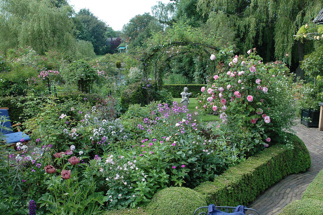 Gartenansicht mit Rosen