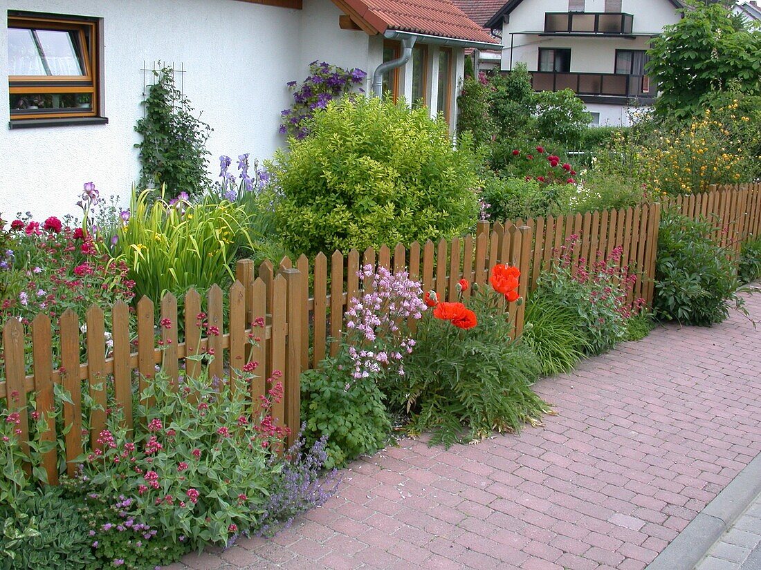 Vorgarten mit Gartenzaun