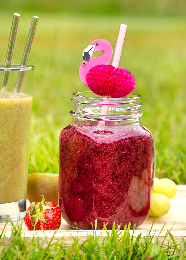 Grüner und roter Smoothie