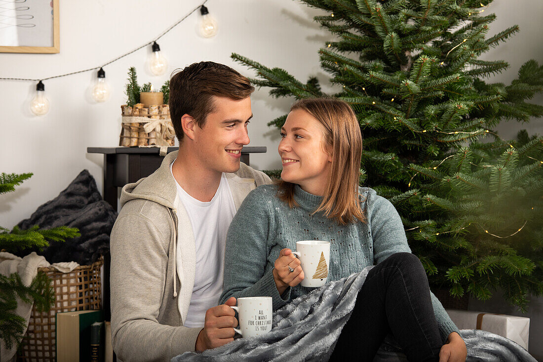 Christmas - Couple drinks tea