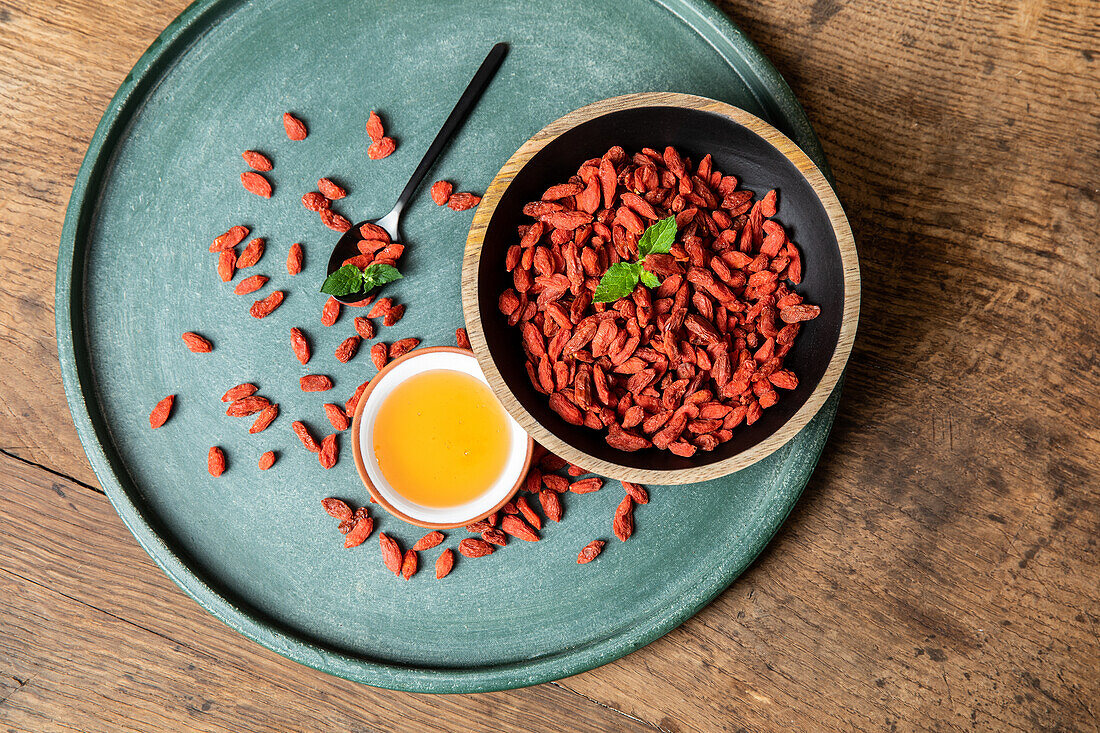 Goji berries with honey