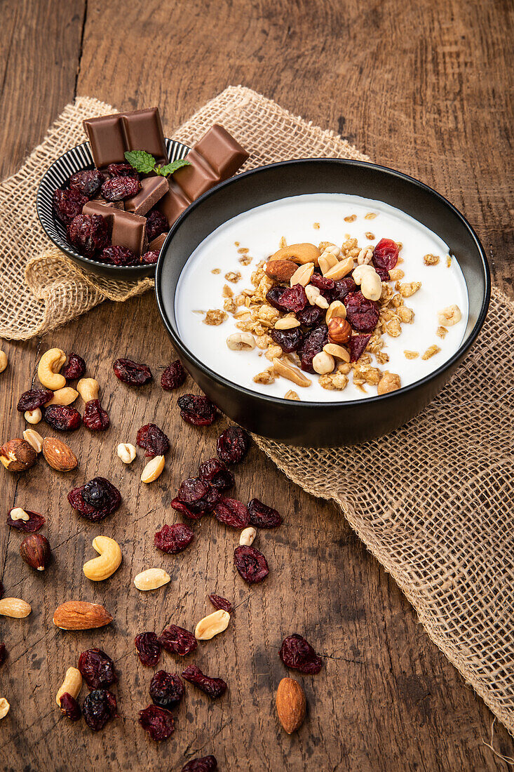 Cranberries und Nüsse im Joghurt