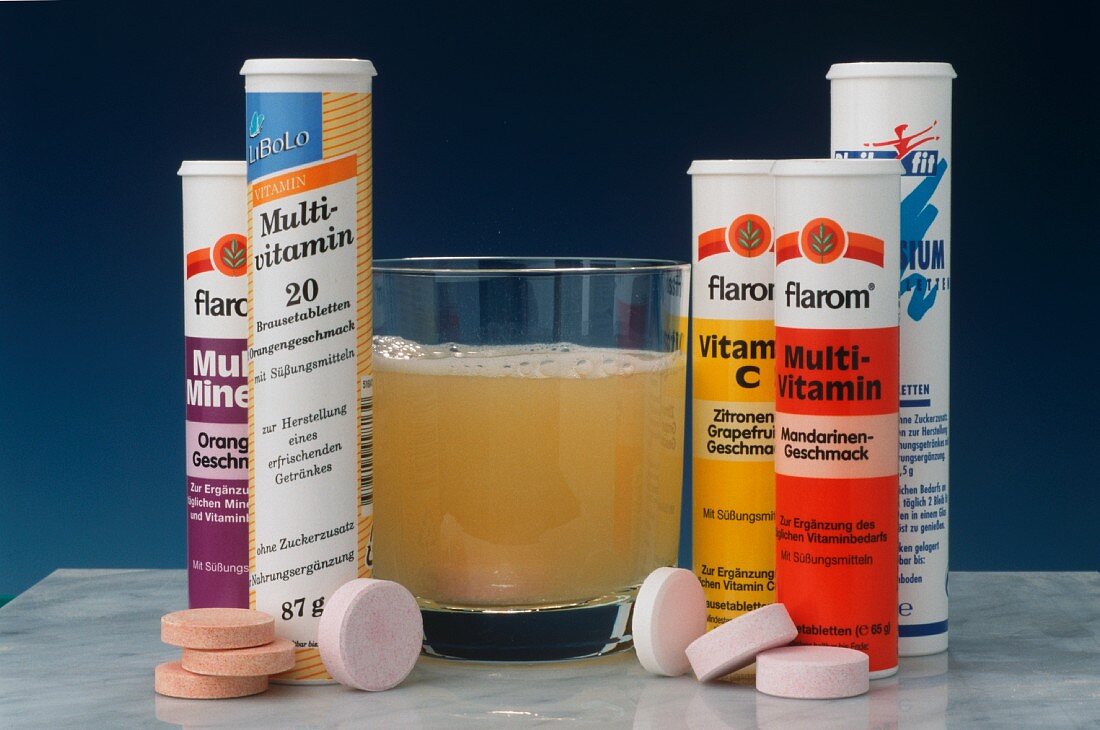 Vitamin- & Mineraltabletten, aufgelöste Tablette im Glas