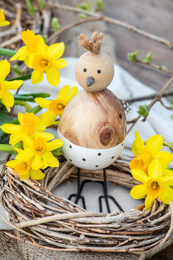 Osterdeko und Narzissen 