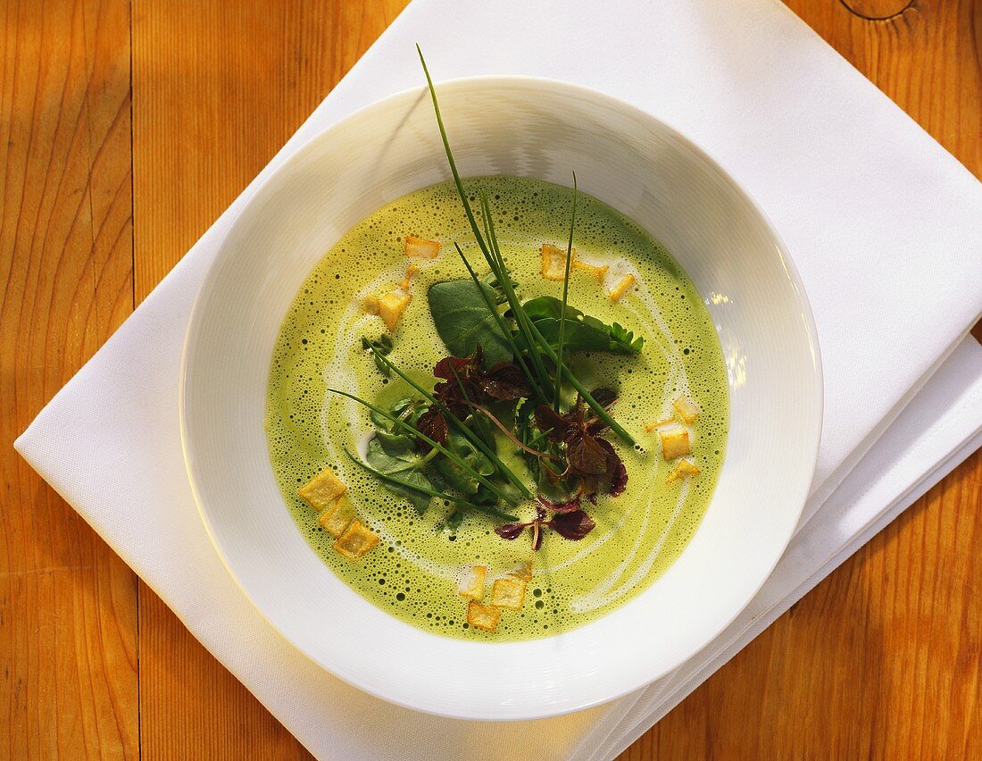 Kräutersuppe mit Kartoffelcroutons im Suppenteller