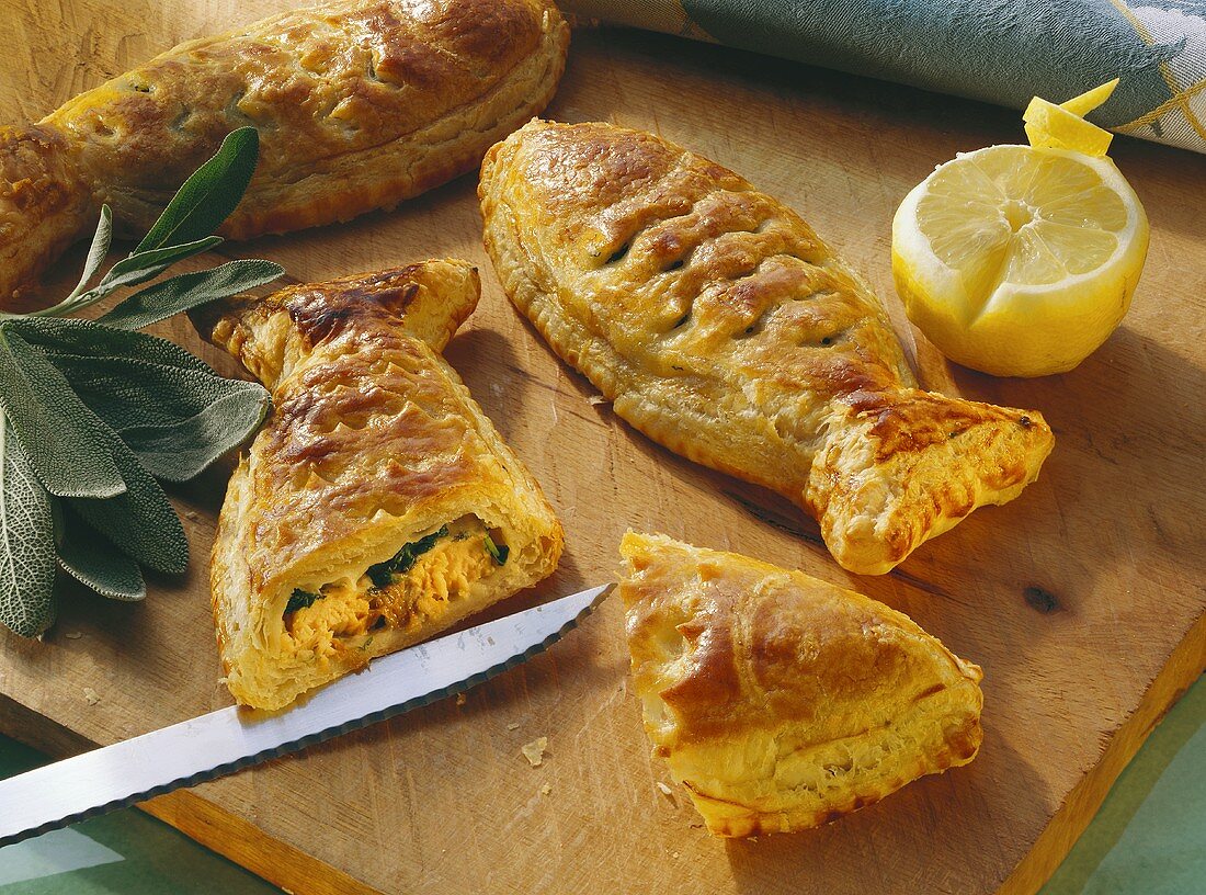 Salmon fillets with spinach in puff pastry (in fish shape)