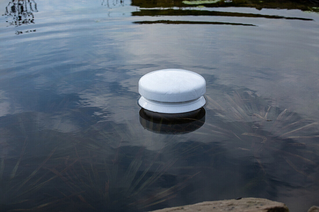 Ice freezer in the water - frost protection