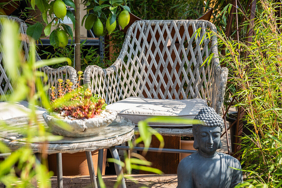 Terrasse mit Gartenstuhl