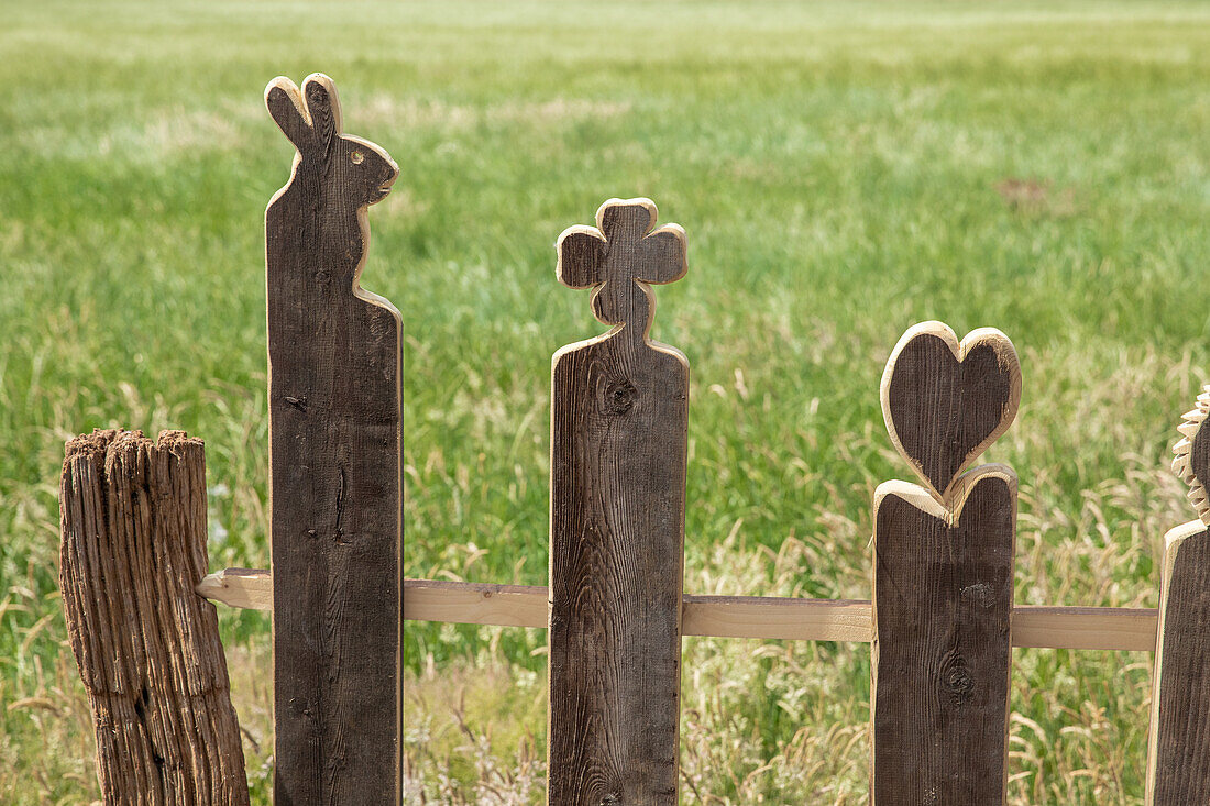 Gartendeko - Holzzaun mit geschnitzten Figuren