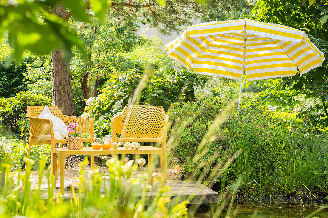 Gartenterrasse mit Sonnenschirm