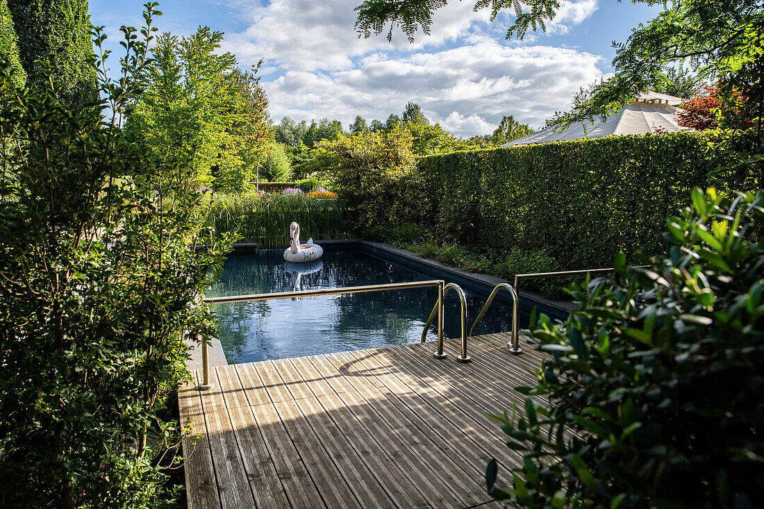 Garden impression - pool area