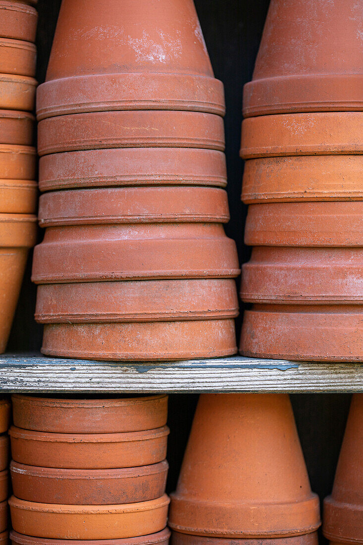 Terracotta pots (stacked)