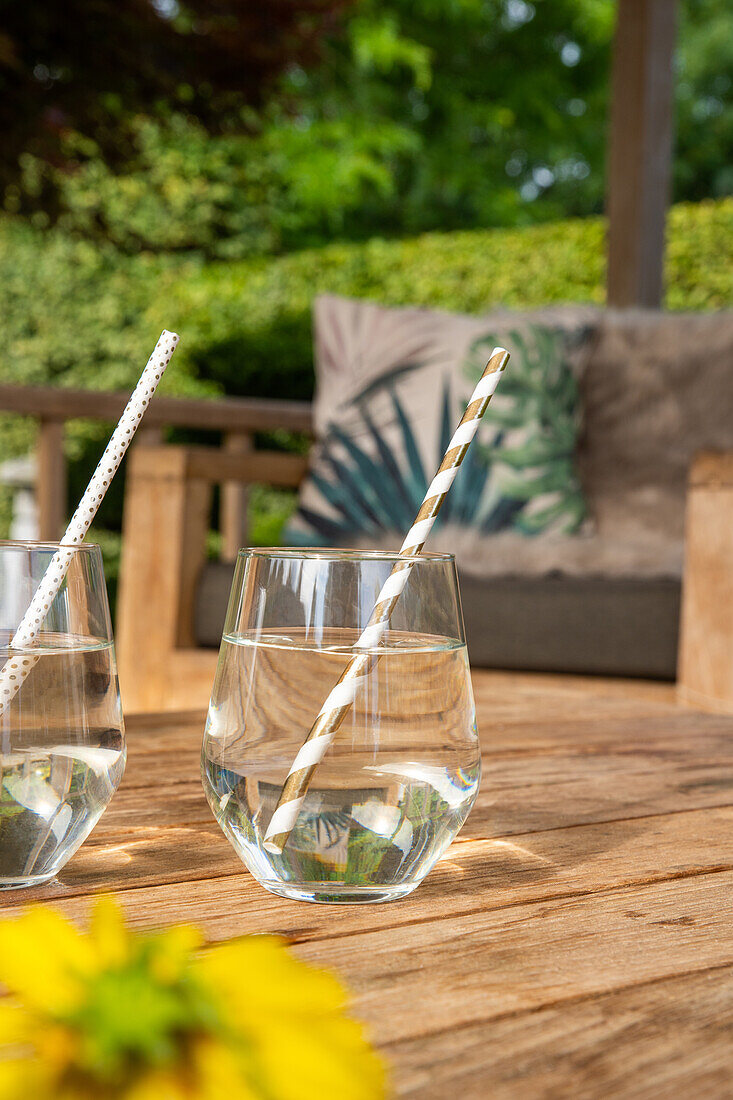 Terrassendeko - Gläser auf Tisch