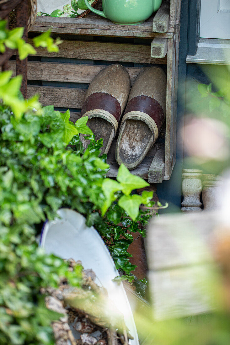 Gartendekoration -Holzschuhe