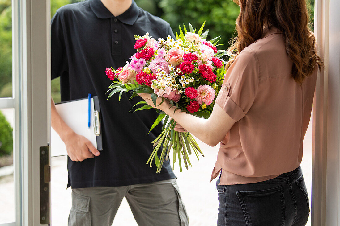 Lieferservice - Lieferant übergibt Blumenstrauß