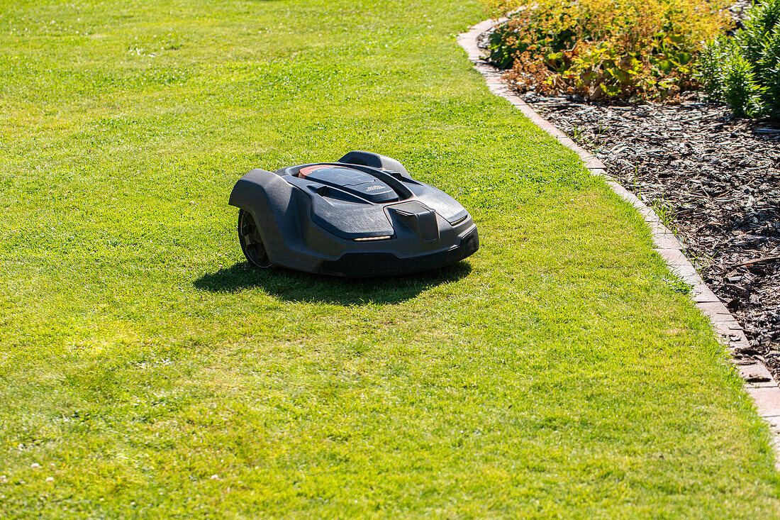 Lawn mowing robot
