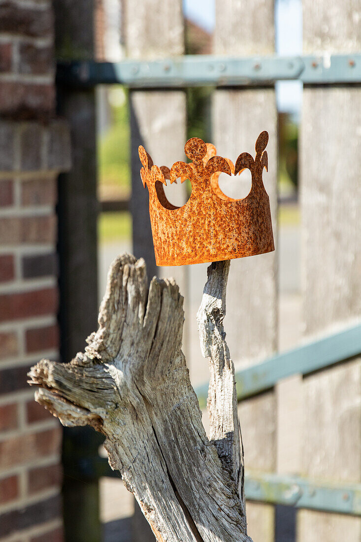 Garden decoration - crown on wooden stake