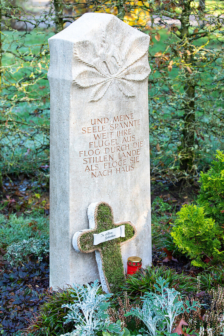 Grave design - Gravestone and flower arrangement