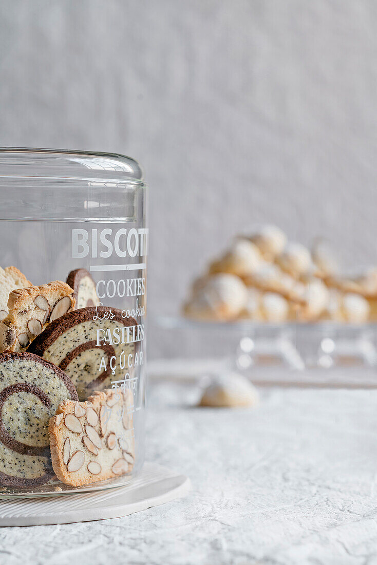 Gewürzte Kakao-Mohn-Spiralen und leichte Mandel-Biscotti