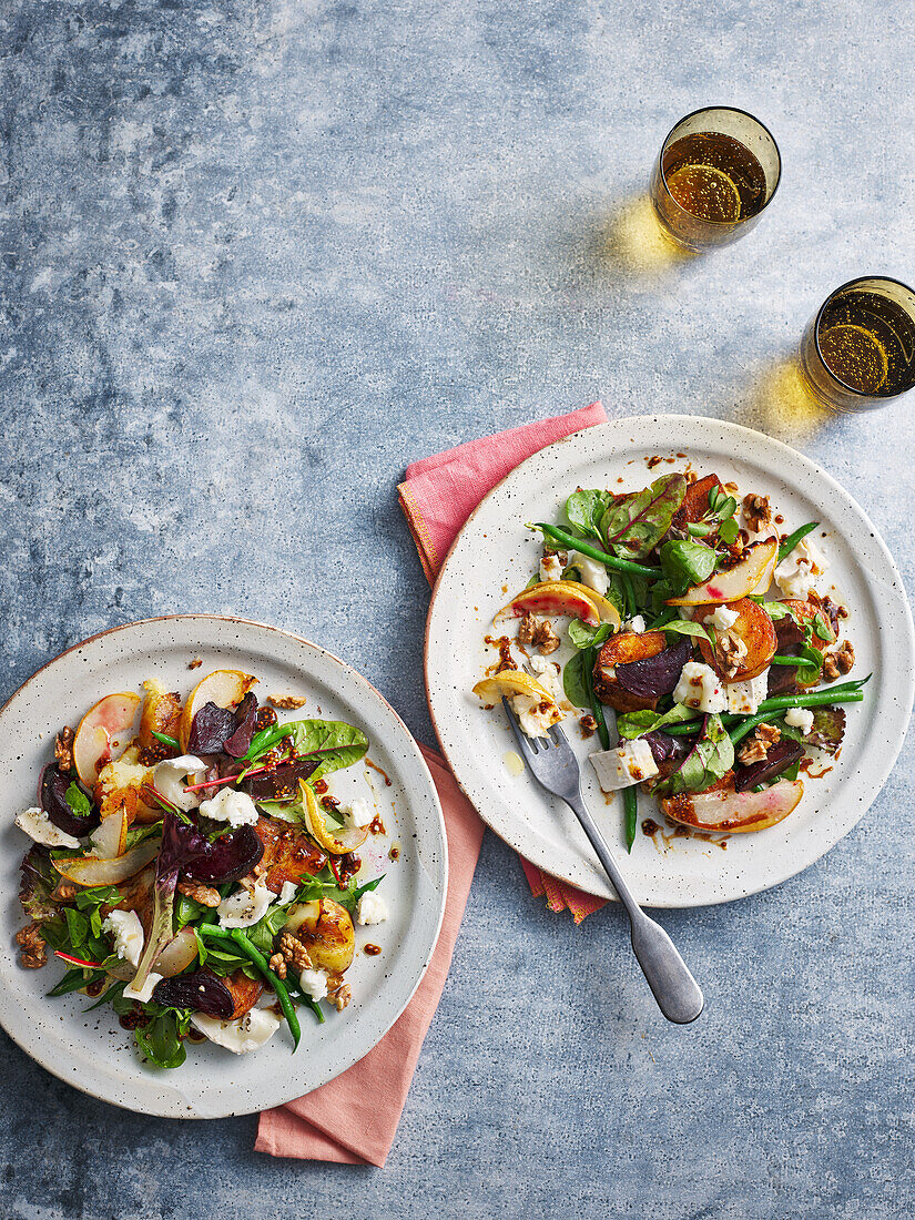 Salad with roasted pears, beetroot and goat's cheese