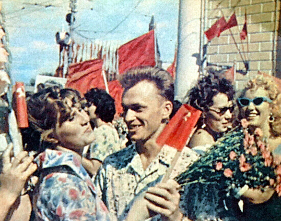 Crowd in Moscow celebrates return of Yuri Gagarin