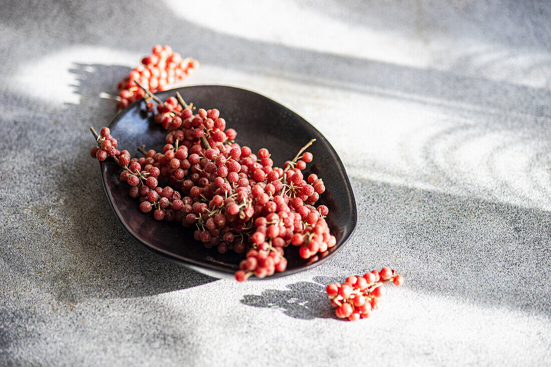 Büffelbeeren in schwarzer Schüssel