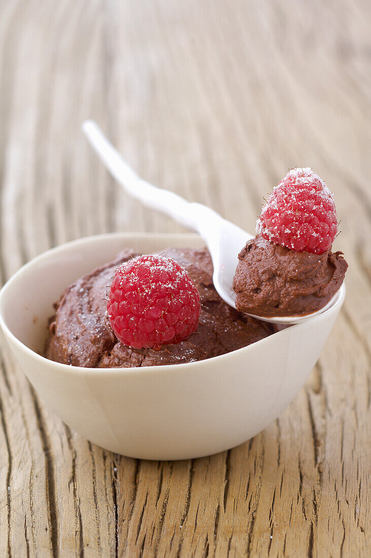 Mousse au Chocolat mit Himbeeren