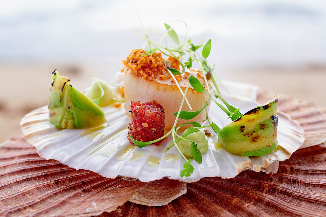 Scallops with avocado and paprika chutney