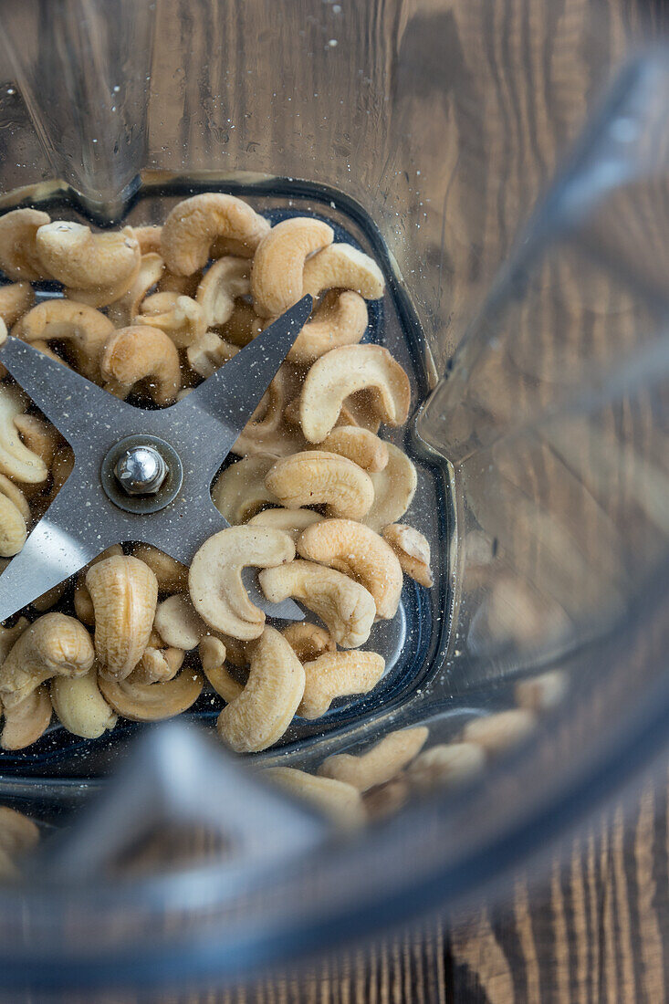 Cashews in einem Mixer für Cashewmilch