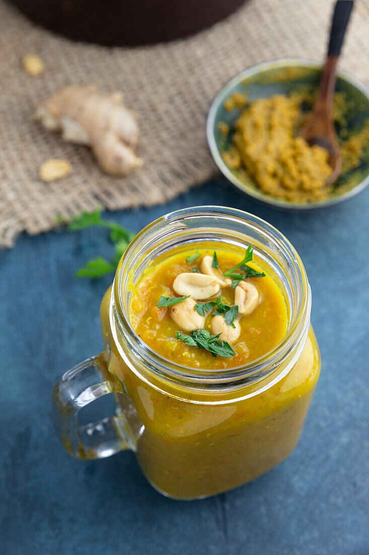 Linsensuppe aus roten Linsen und selbstgemachter Currypaste