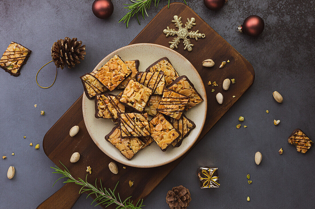 Florentines with almonds and salted pistachios