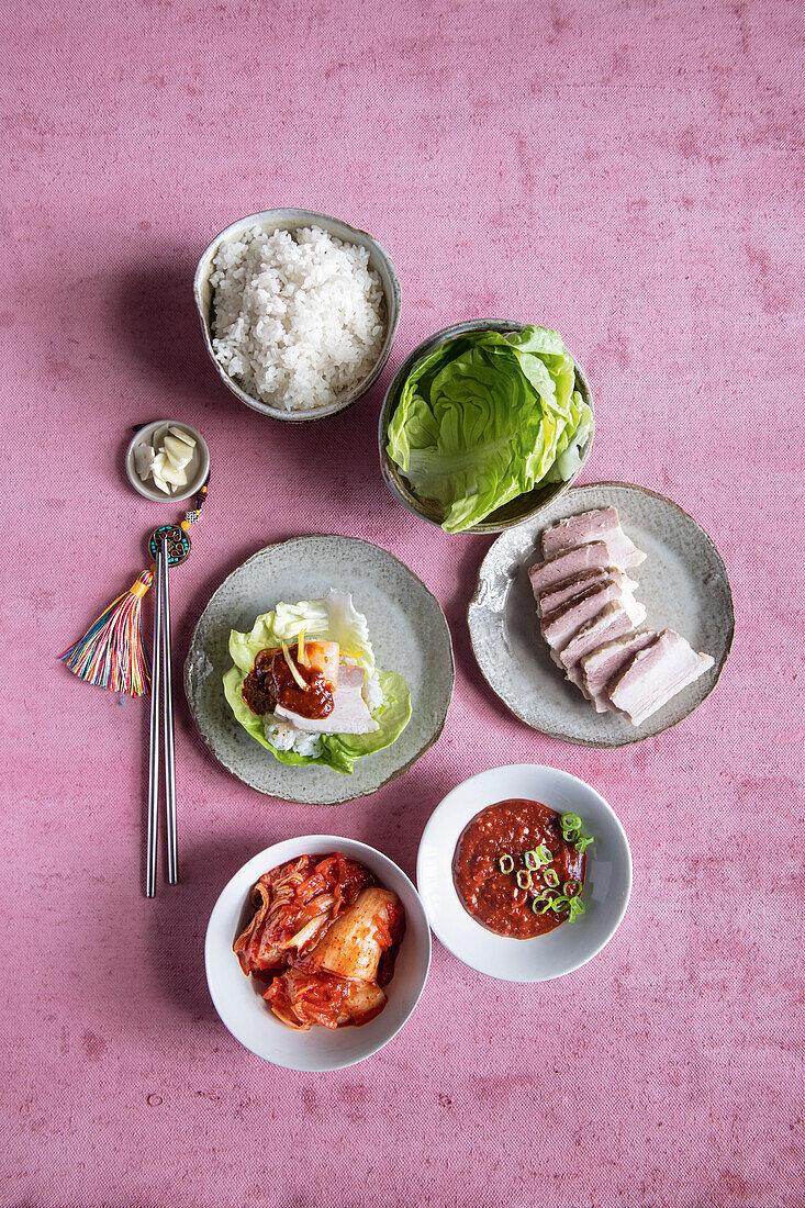 Gefüllte Salatblätter mit Schweinebauch und Kimchi (Korea)