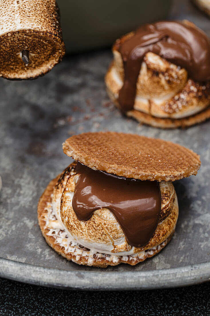 Stroopwafel S’mores mit Schokoladencreme