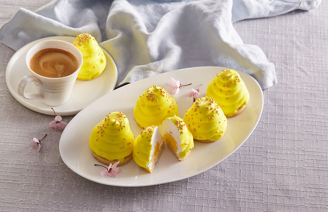 Filled lemon cream meringue tips