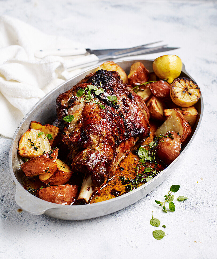 Langsam gebratenes Lammfleisch mit Kartoffeln