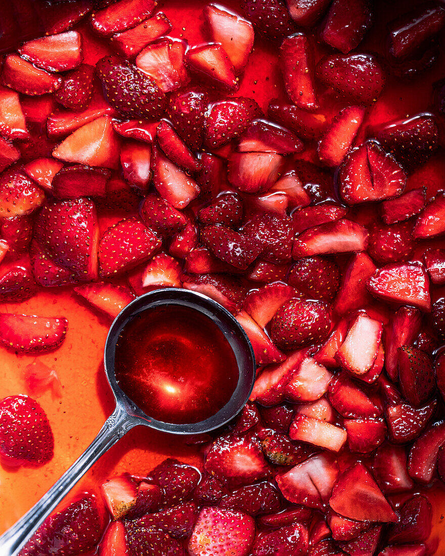 Erdbeeren für Marmelade marinieren