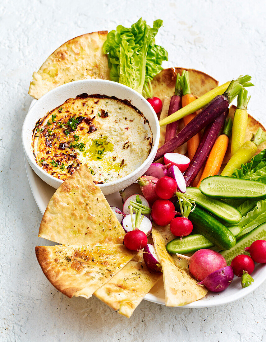 Gebackener Kräuter-Ricotta mit Rohkost und Fladenbrot