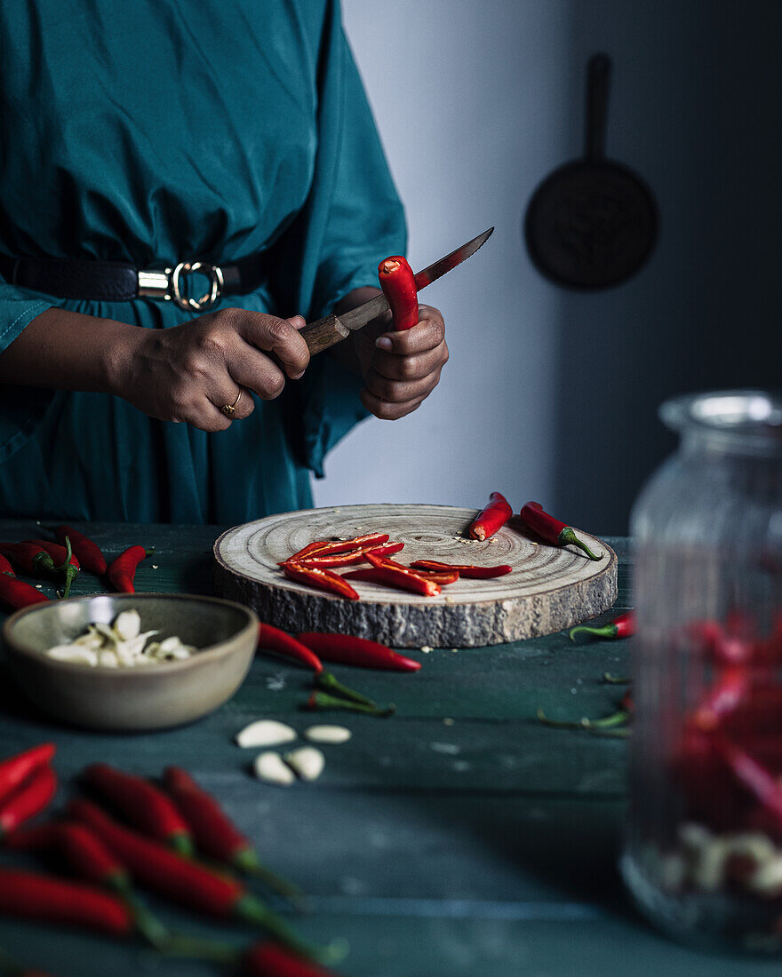 Rote Chilischoten schneiden