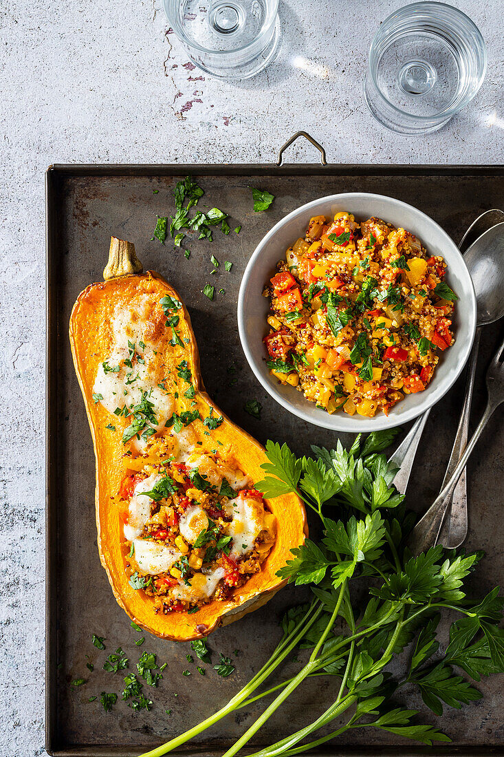 Gefüllter Butternusskürbis mit Quinoa, Paprika und Koriander