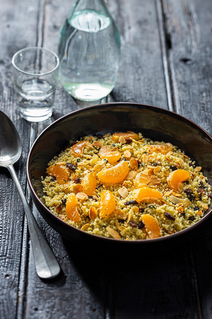 Couscous mit Mandarinen, Rosinen und Mandeln