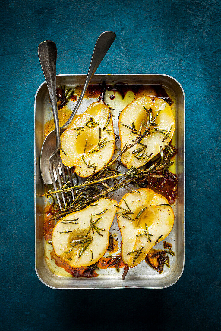 Baked pears with rosemary and honey
