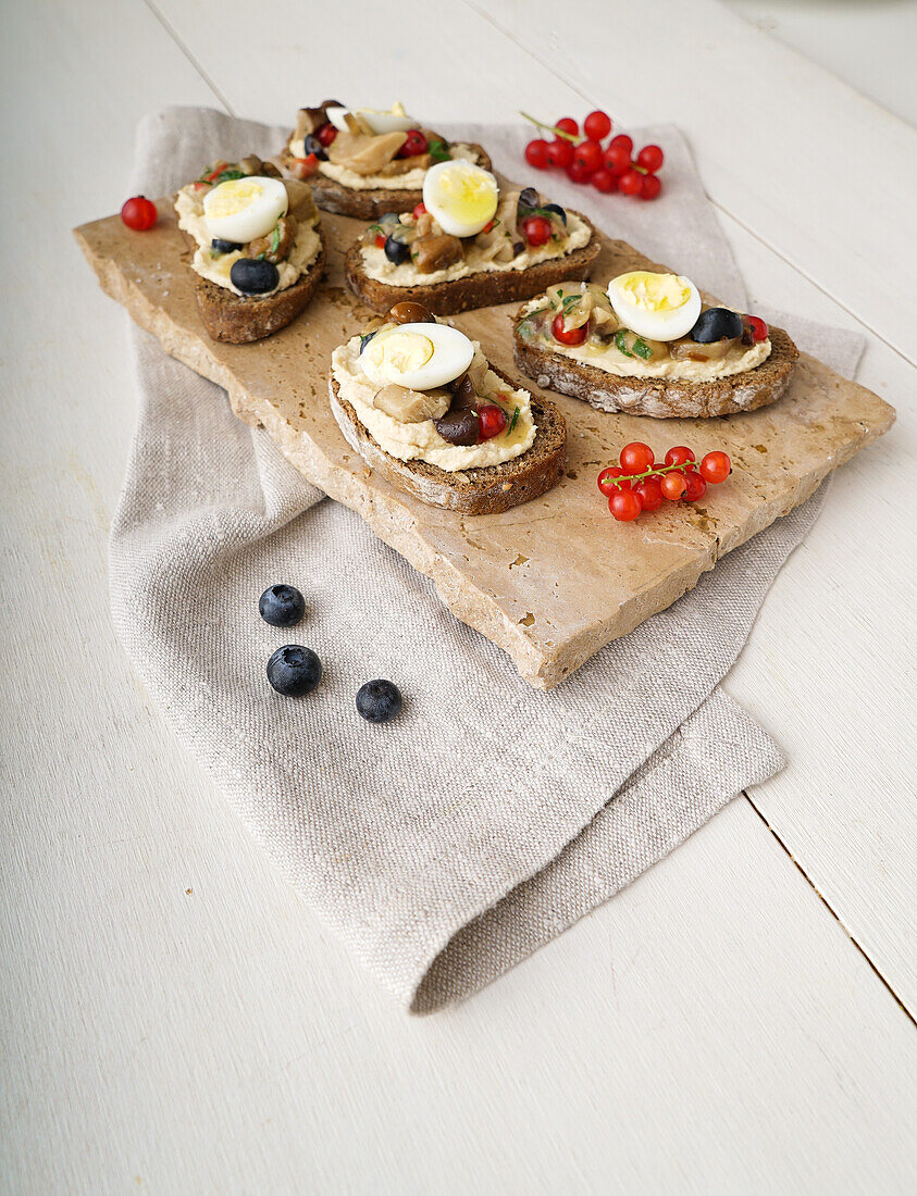 Crostini mit Hummus, Pilzen, Johannisbeeren und Blaubeeren