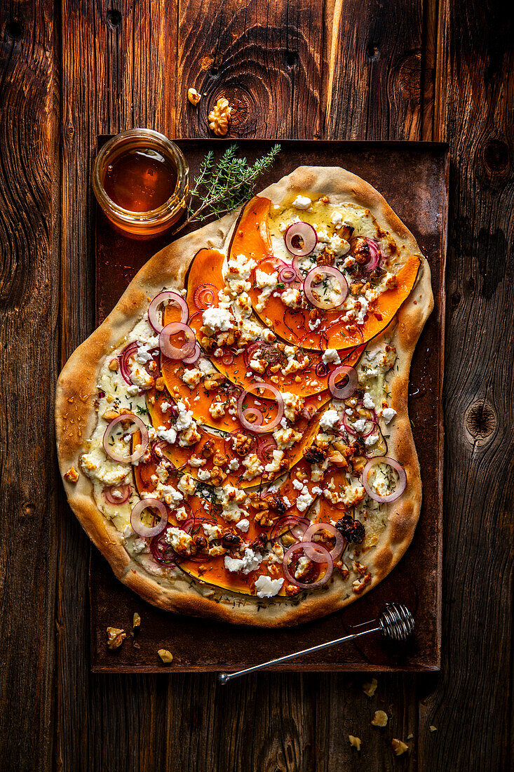 Flammkuchen mit Kürbis, Feta, Walnüssen, Thymian und Honig