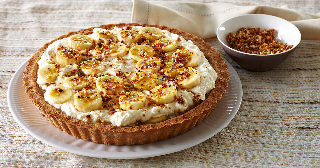 Banoffee-Pie mit hausgemachtem Milchkaramell, Bananen und Krokant